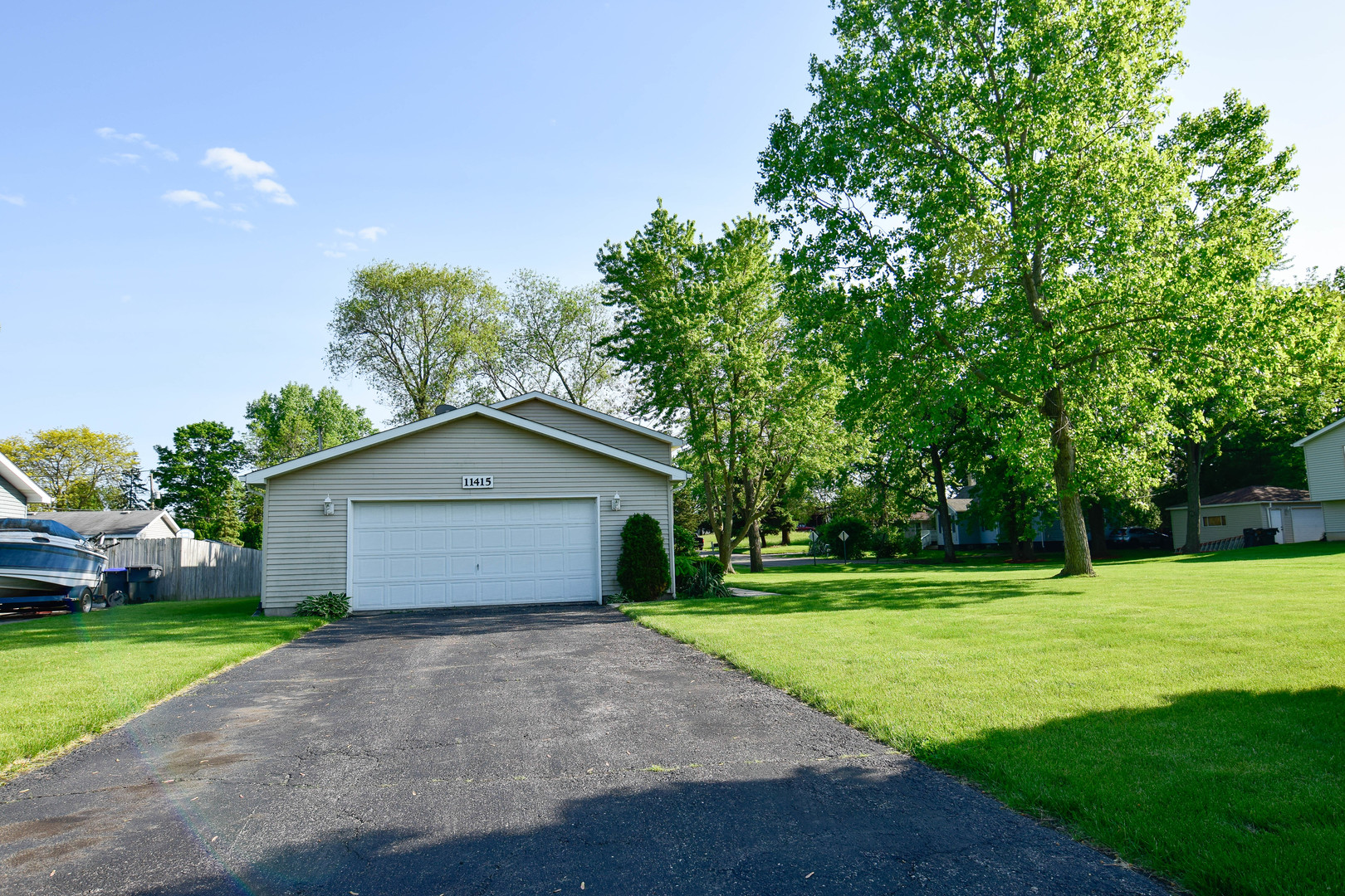 11415 West Edgewood Road Beach Park, IL 60087 - Photo 5 of 29 a front view of a house with garden