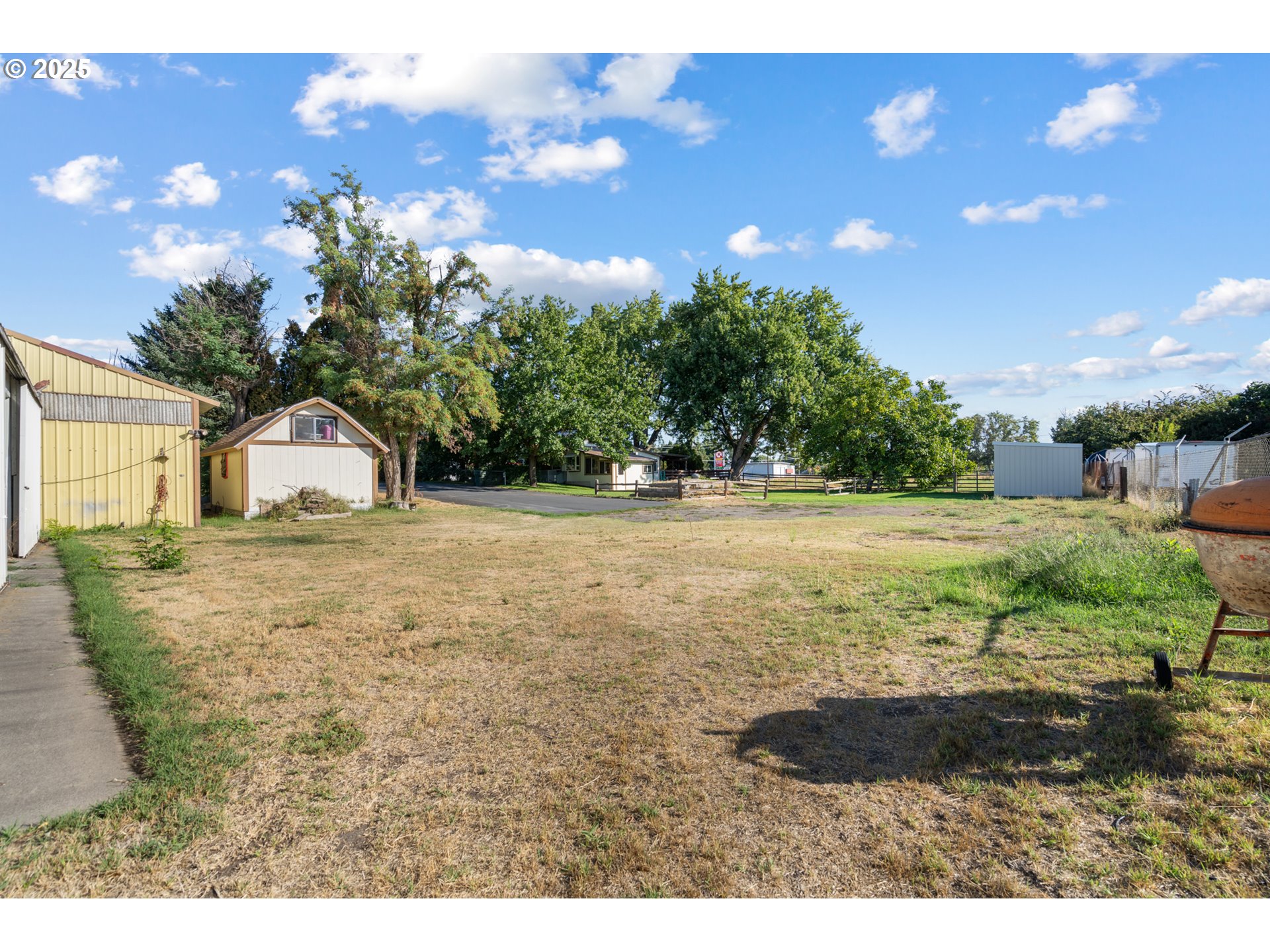 32534 Diagonal Boulevard Hermiston, OR 97838 - Photo 20 of 35 a house view with a garden space