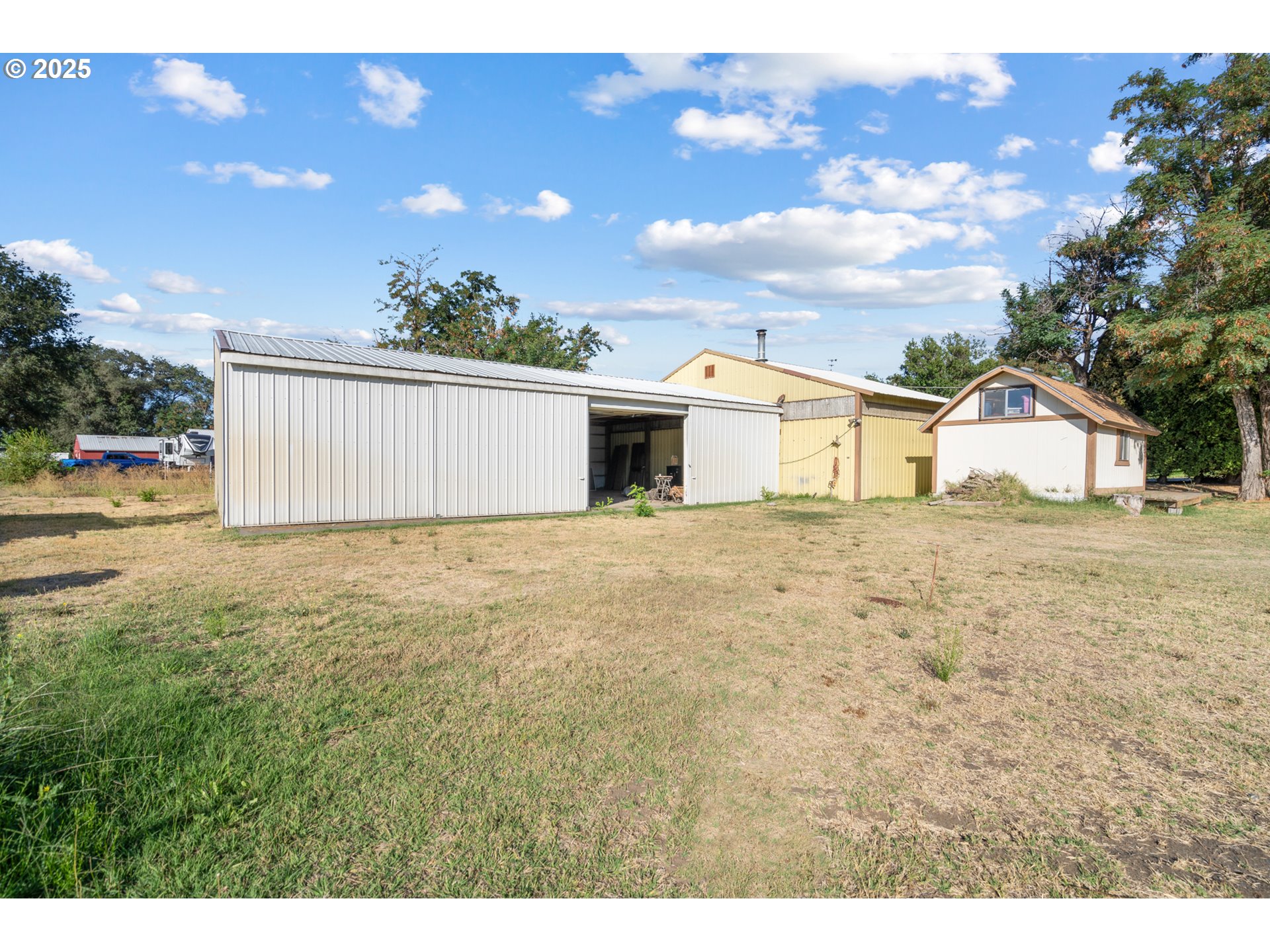 32534 Diagonal Boulevard Hermiston, OR 97838 - Photo 22 of 35 a view of a backyard of the house