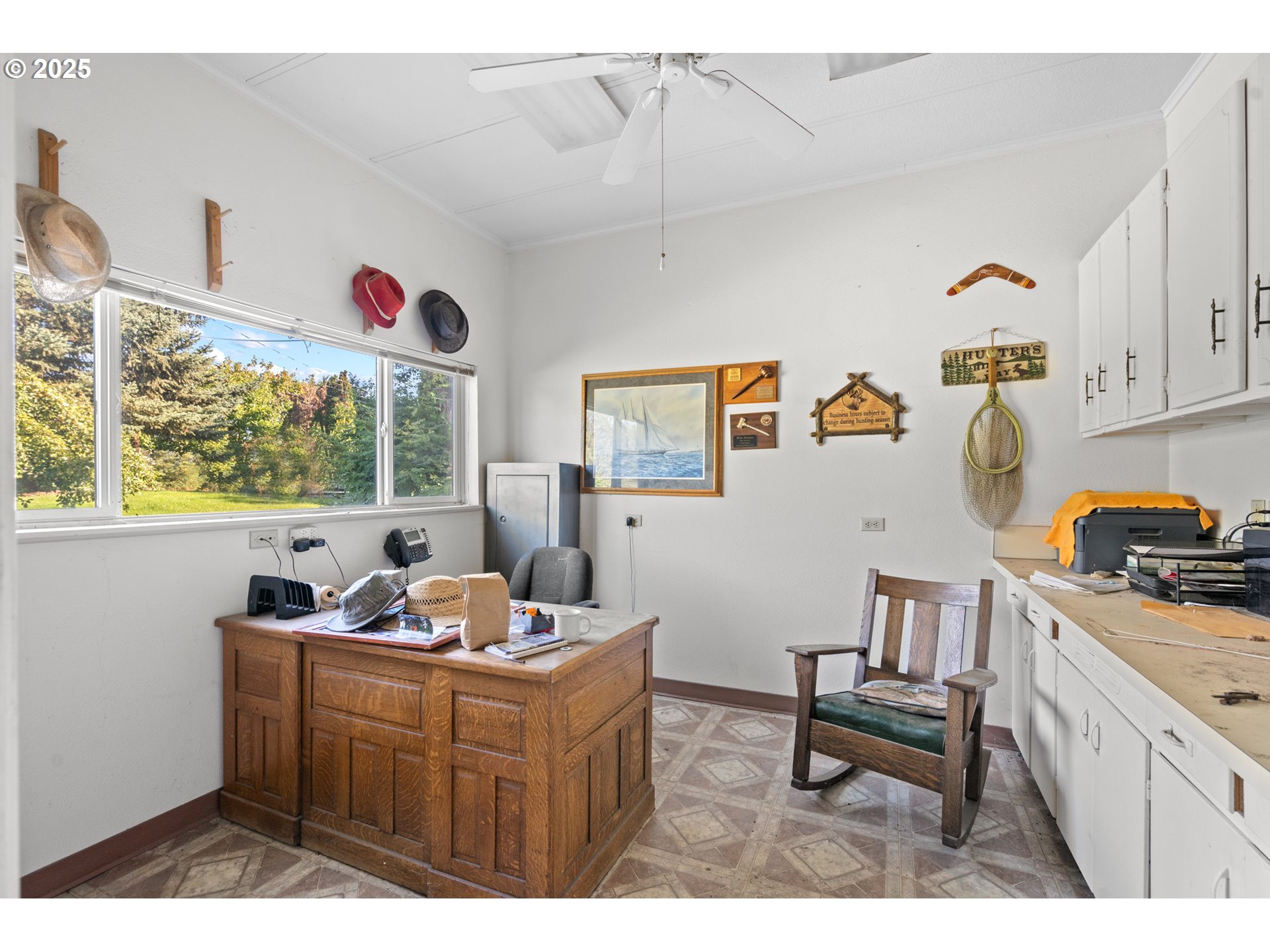 32534 Diagonal Boulevard Hermiston, OR 97838 - Photo 24 of 35 a room with furniture and window