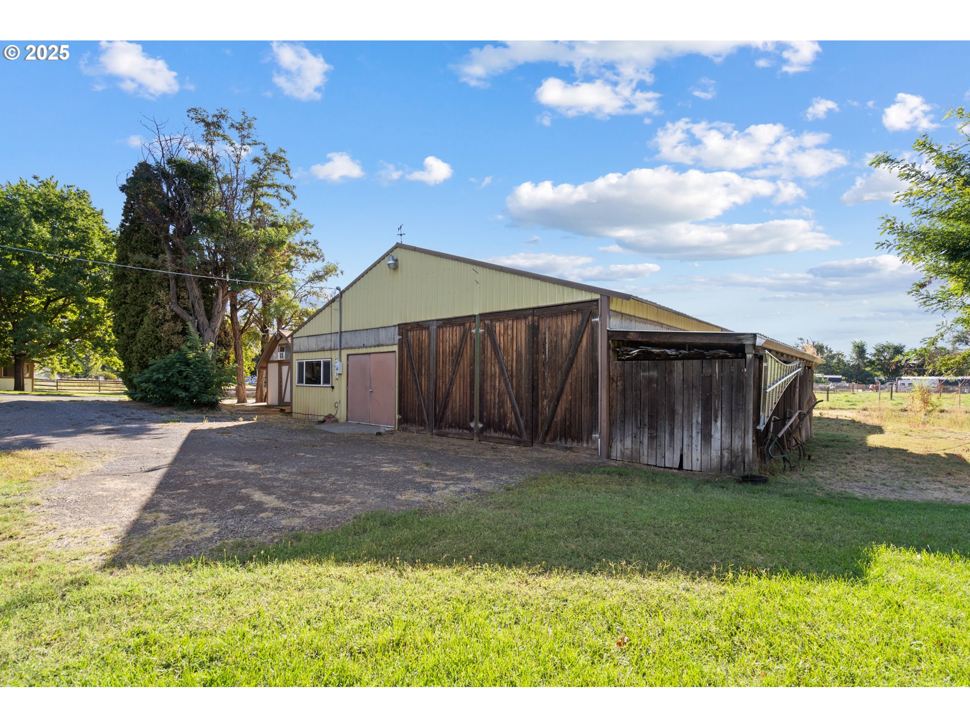 32534 Diagonal Boulevard Hermiston, OR 97838 - Photo 26 of 35 a view of a backyard with a garden