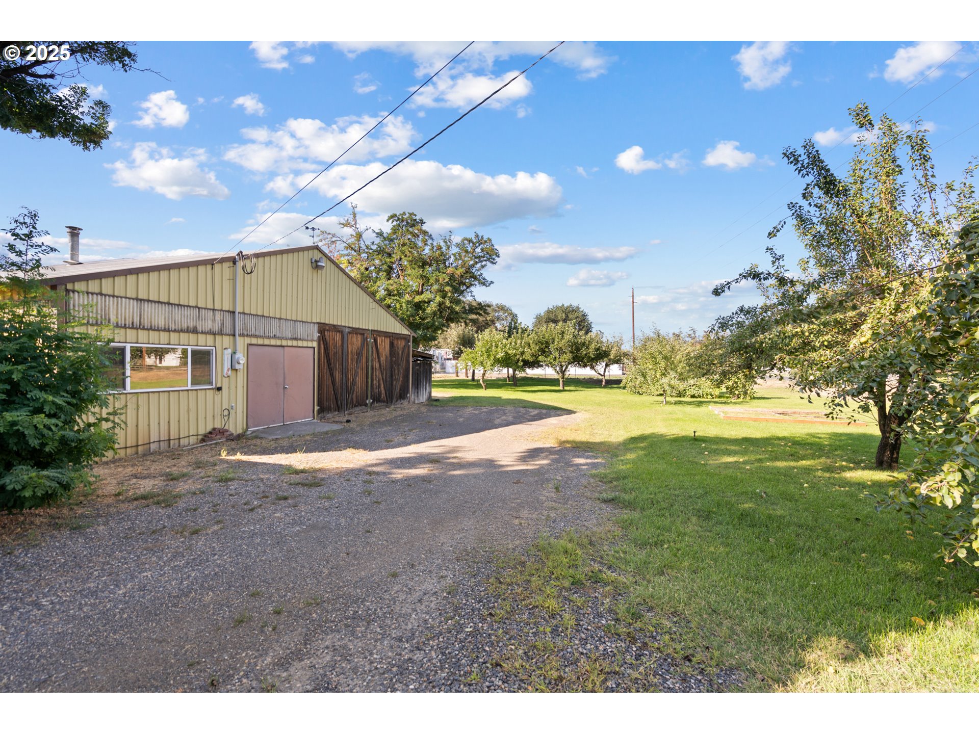 32534 Diagonal Boulevard Hermiston, OR 97838 - Photo 27 of 35 a view of a yard with wooden fence