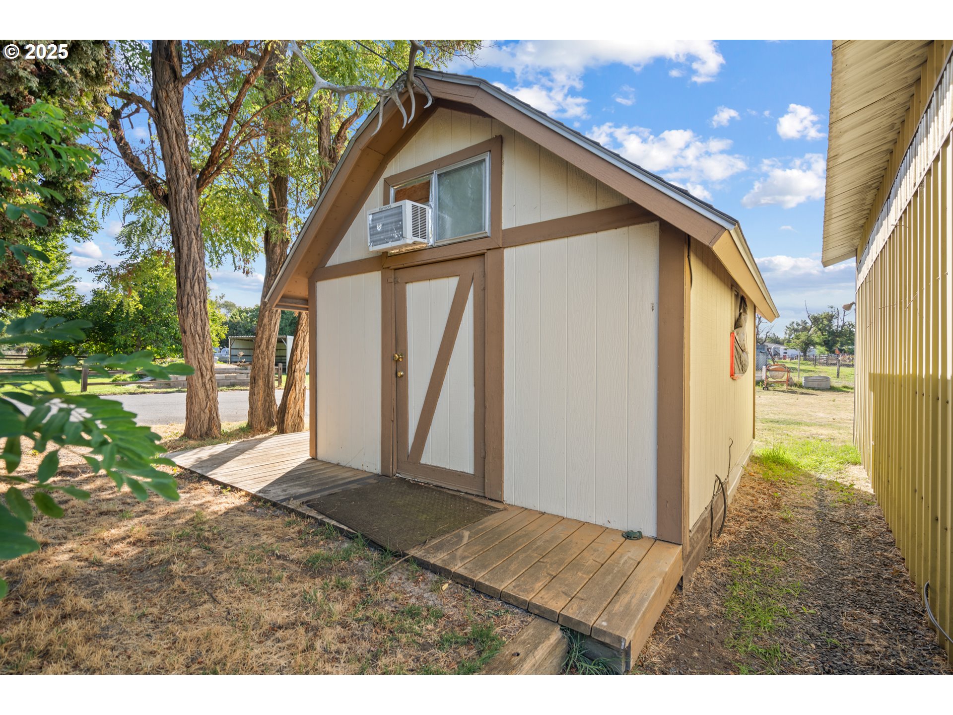 32534 Diagonal Boulevard Hermiston, OR 97838 - Photo 28 of 35 a view of backyard of the house
