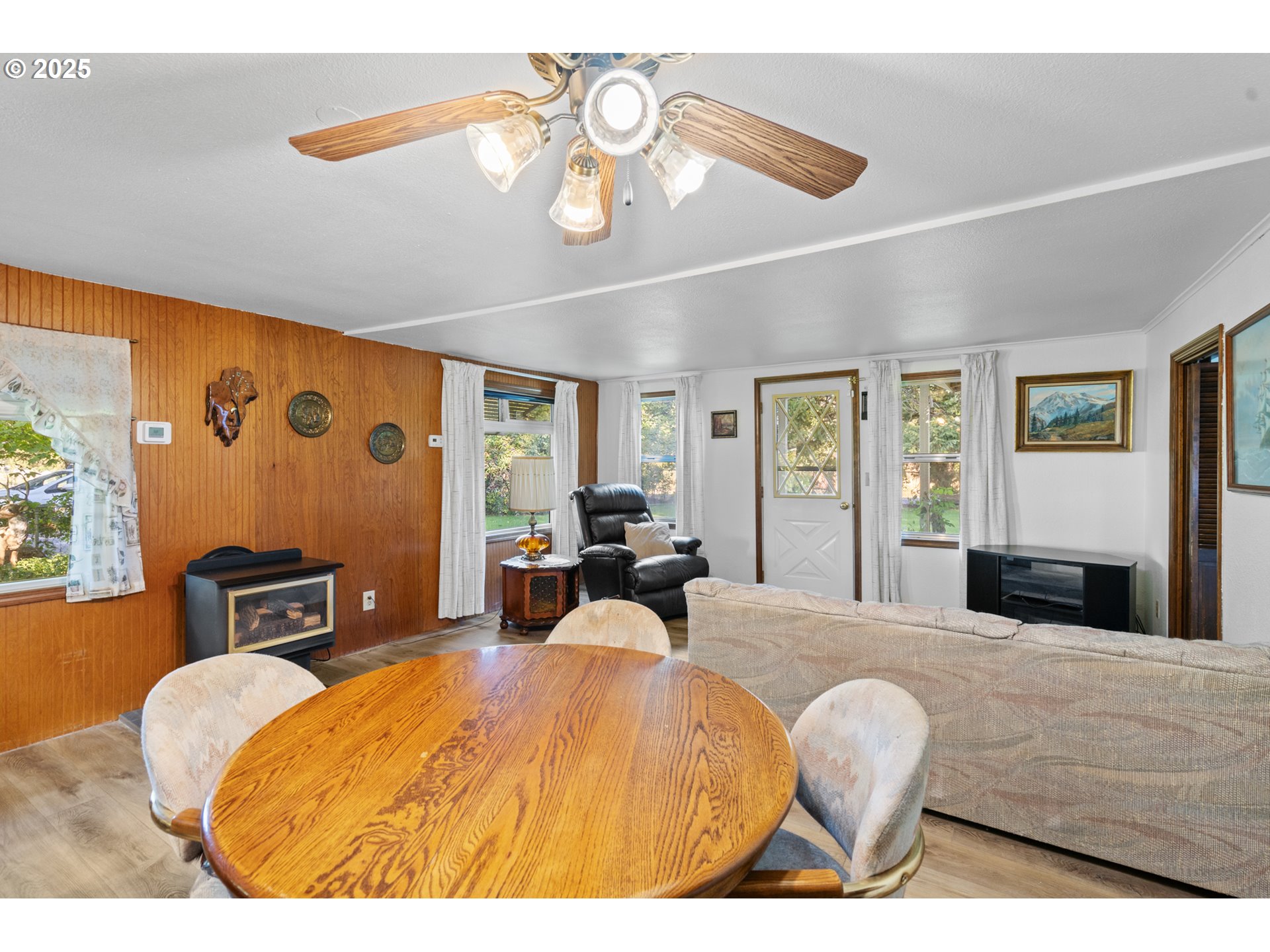 32534 Diagonal Boulevard Hermiston, OR 97838 - Photo 3 of 35 a bed room with a bed mirror and a window