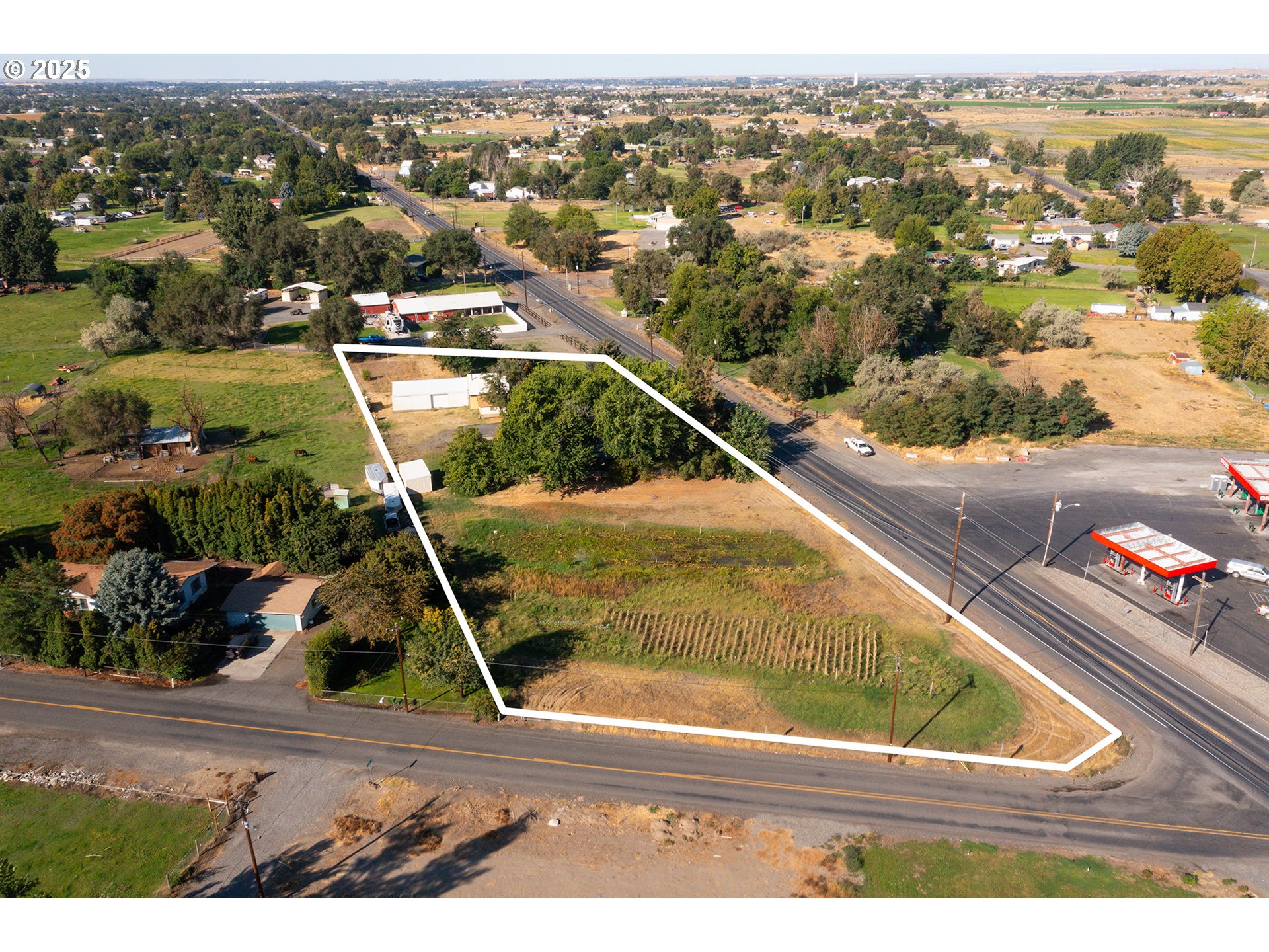 32534 Diagonal Boulevard Hermiston, OR 97838 - Photo 34 of 35 an aerial view of residential houses with outdoor space