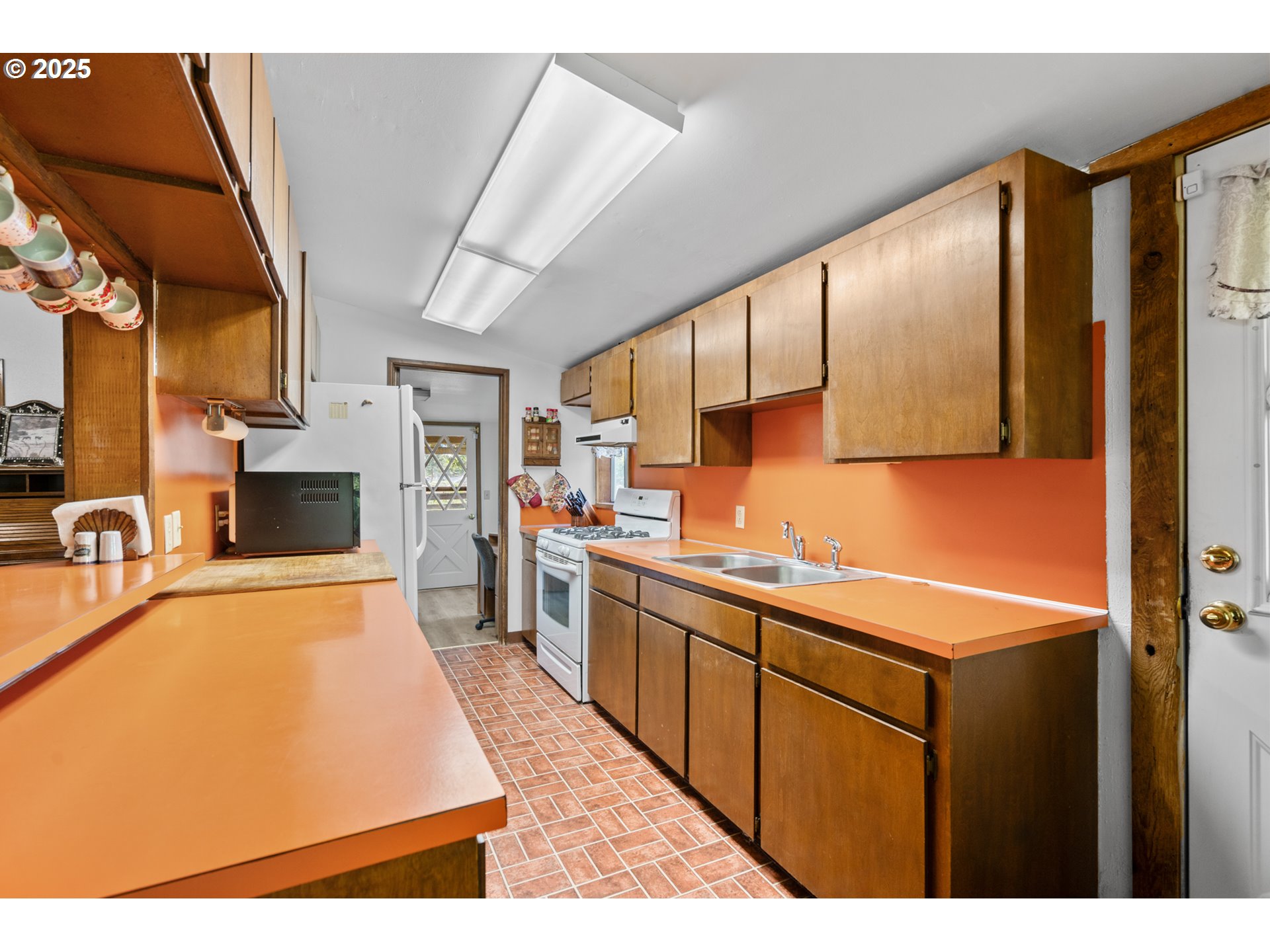 32534 Diagonal Boulevard Hermiston, OR 97838 - Photo 4 of 35 a kitchen with stainless steel appliances granite countertop a sink and cabinets