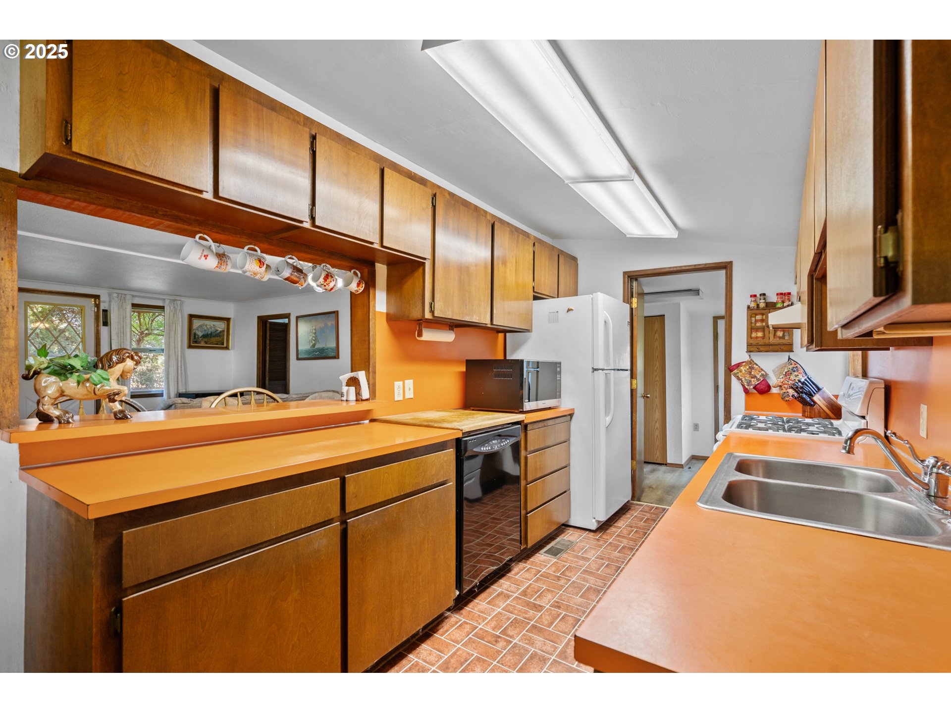 32534 Diagonal Boulevard Hermiston, OR 97838 - Photo 6 of 35 a kitchen with stainless steel appliances kitchen island granite countertop a sink and cabinets