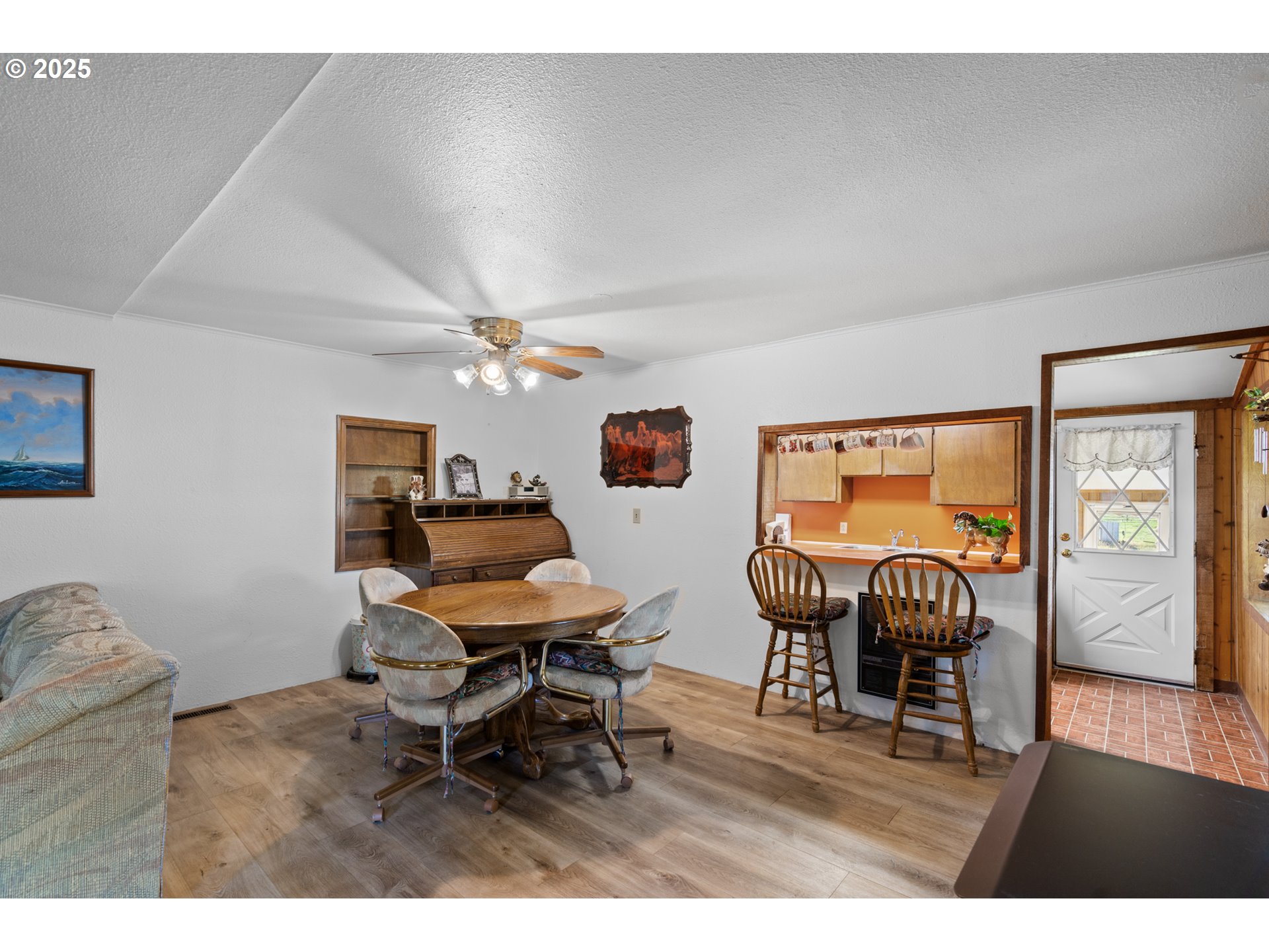 32534 Diagonal Boulevard Hermiston, OR 97838 - Photo 7 of 35 a workspace with furniture and a window