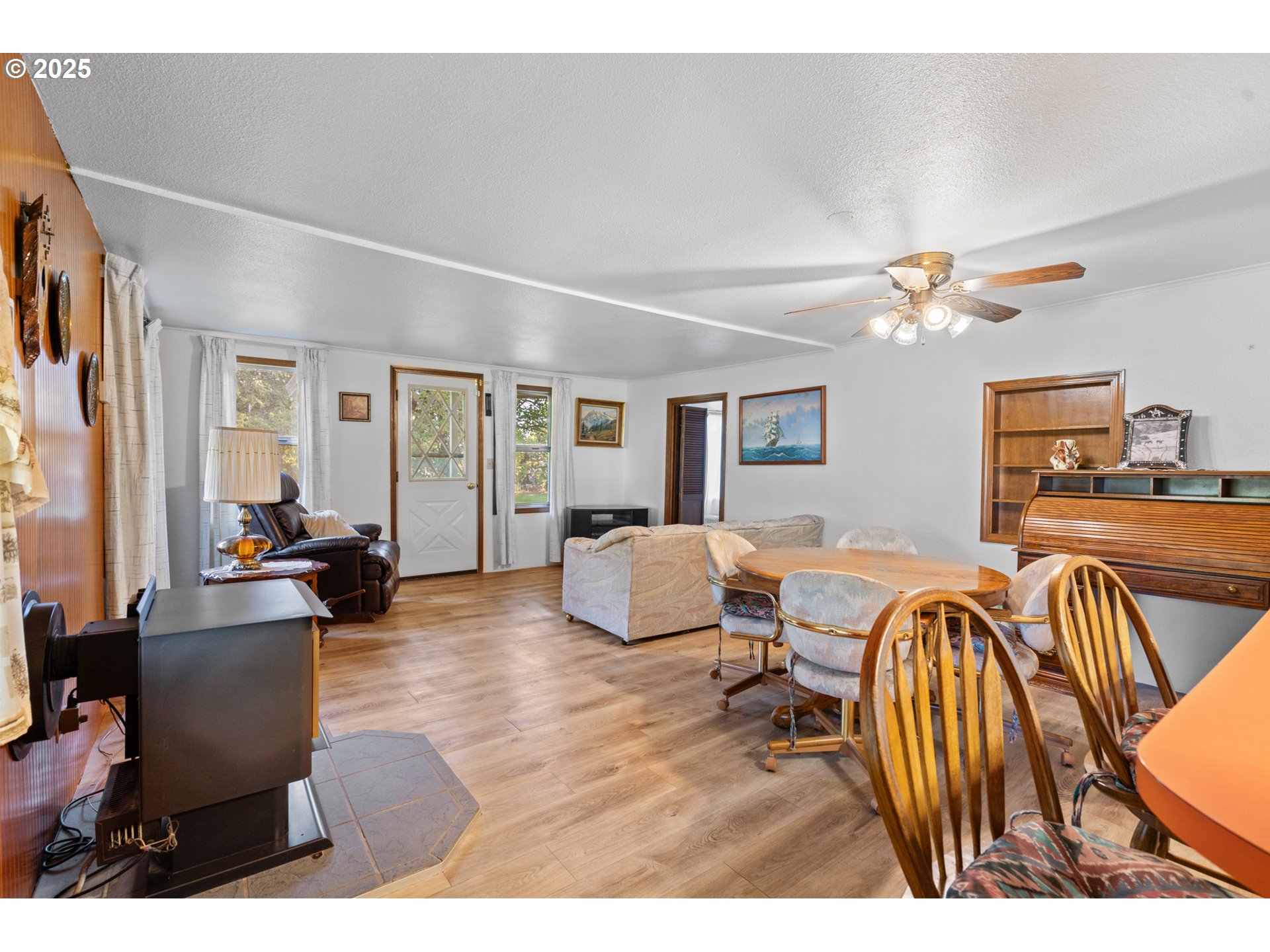 32534 Diagonal Boulevard Hermiston, OR 97838 - Photo 8 of 35 a living room with furniture a flat screen tv and a large window