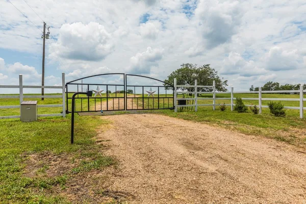 $1,100,000 | 734 Farm To Market 485, Cameron, TX 76520
