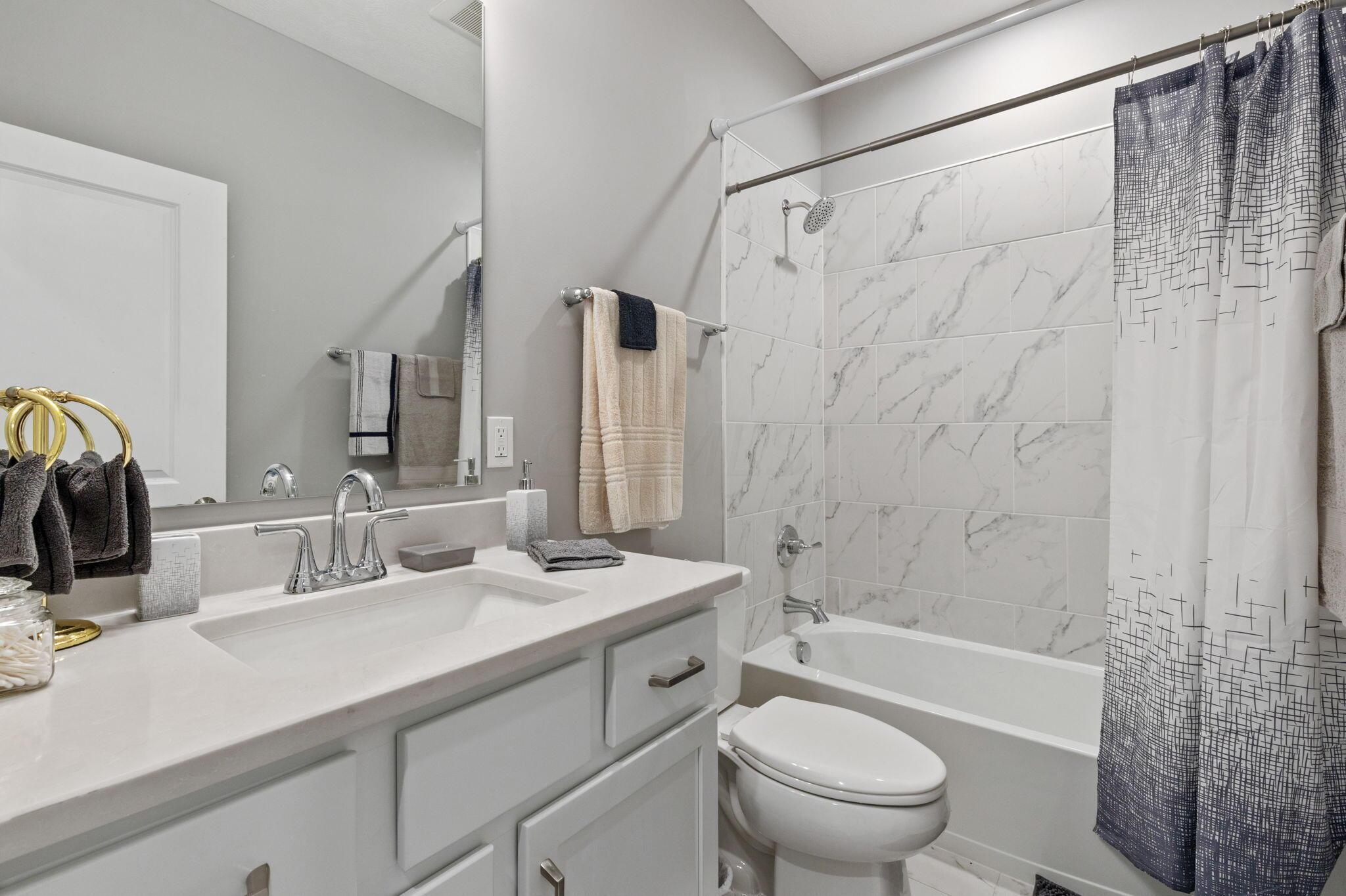 1621 Waterside Drive Circleville, OH 43113 - Photo 21 of 37 Full Bathroom