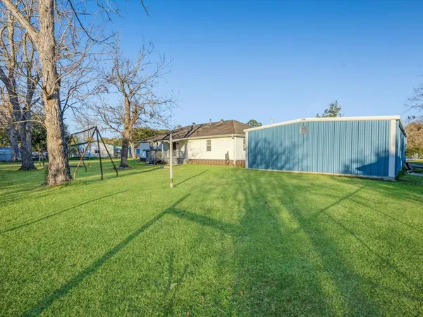 a view of a back yard