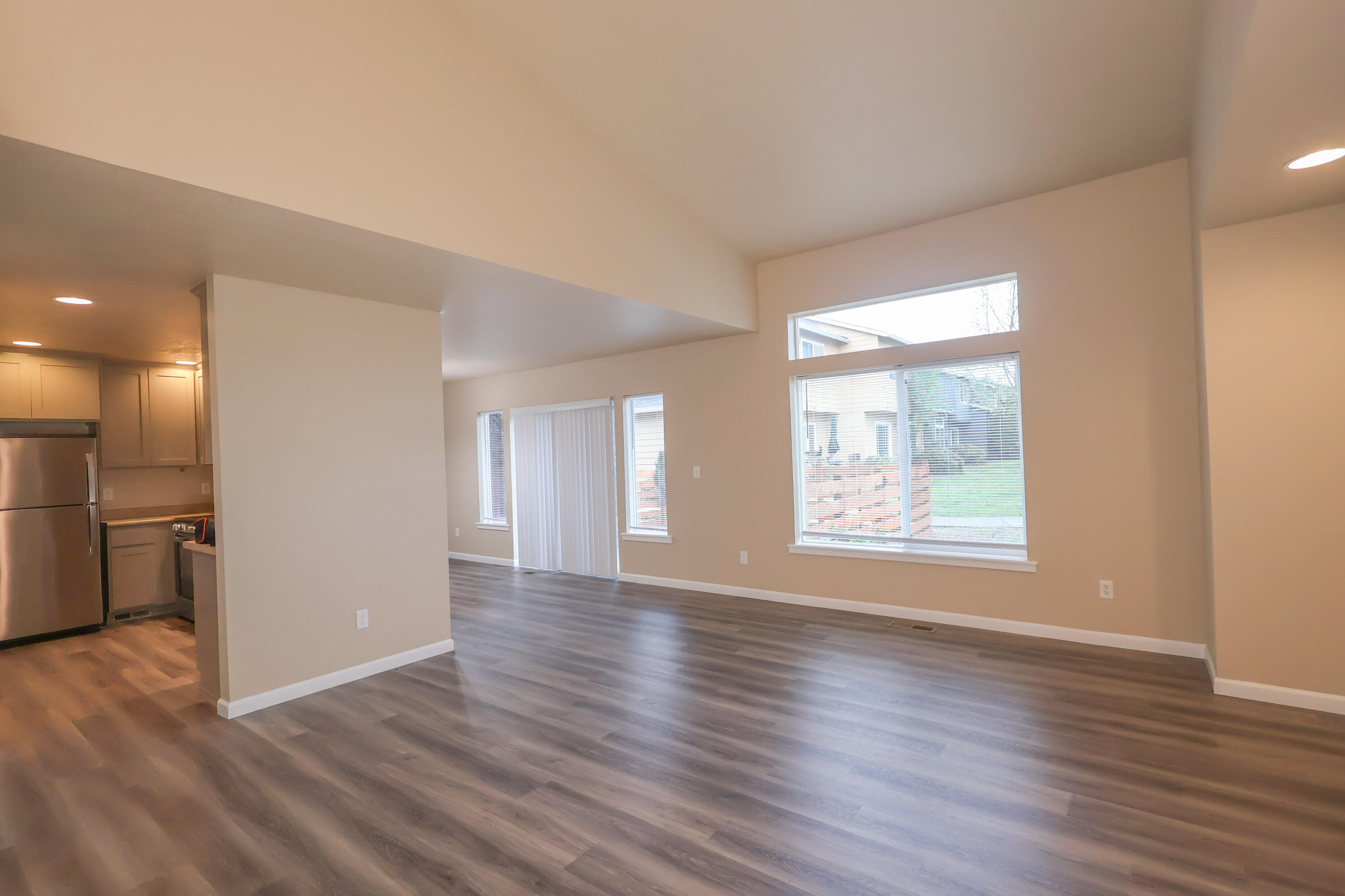 303 Live Oak Loop Central Point, OR 97502 - Photo 9 of 20 6
