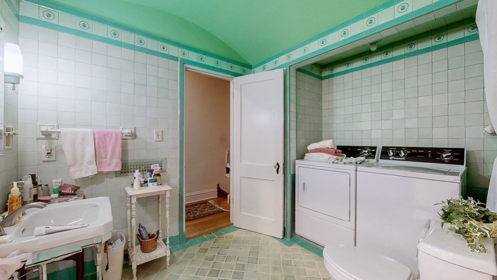 505 Walnut Street Paris, TN 38242 - Photo 39 of 54 a utility room with dryer and washer