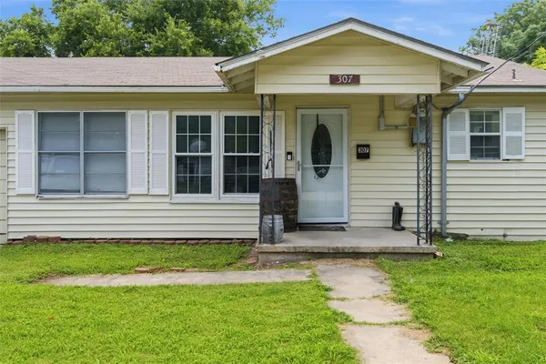 $184,900 | 307 West Goddard Street, West, TX 76691