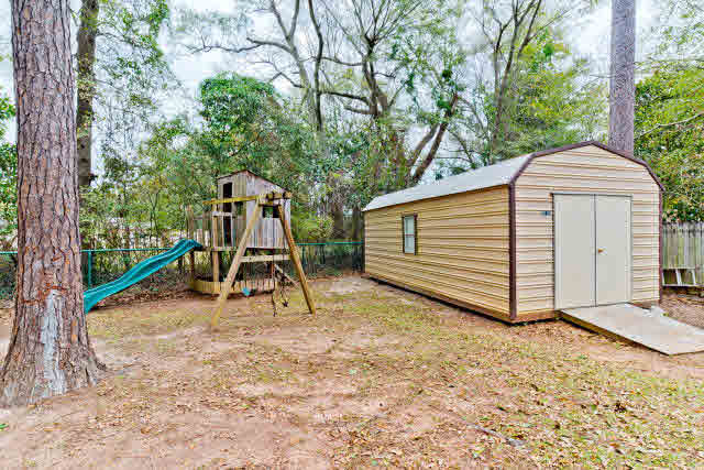 402 Oakleigh Circle Foley, AL 36535 - Photo 5 of 17 Additional Yard