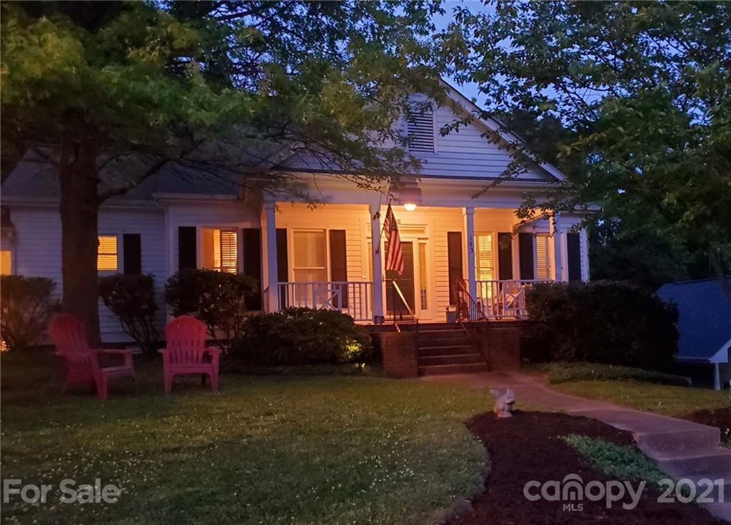 143 Morrison Hill Road Davidson, NC 28036 - Photo 2 of 17 a front view of a house with garden