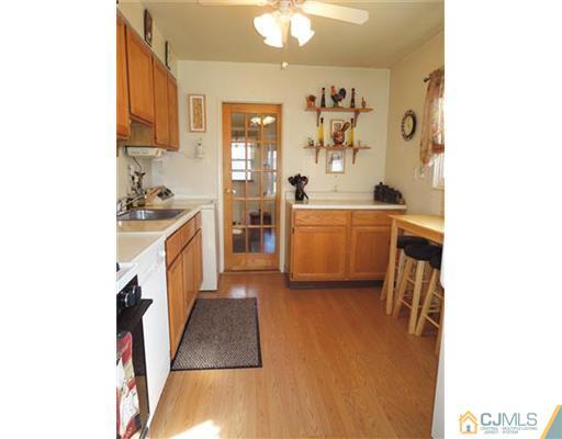 26 Glenville Road Edison, NJ 08817 - Photo 4 of 20 Gallery Image 4