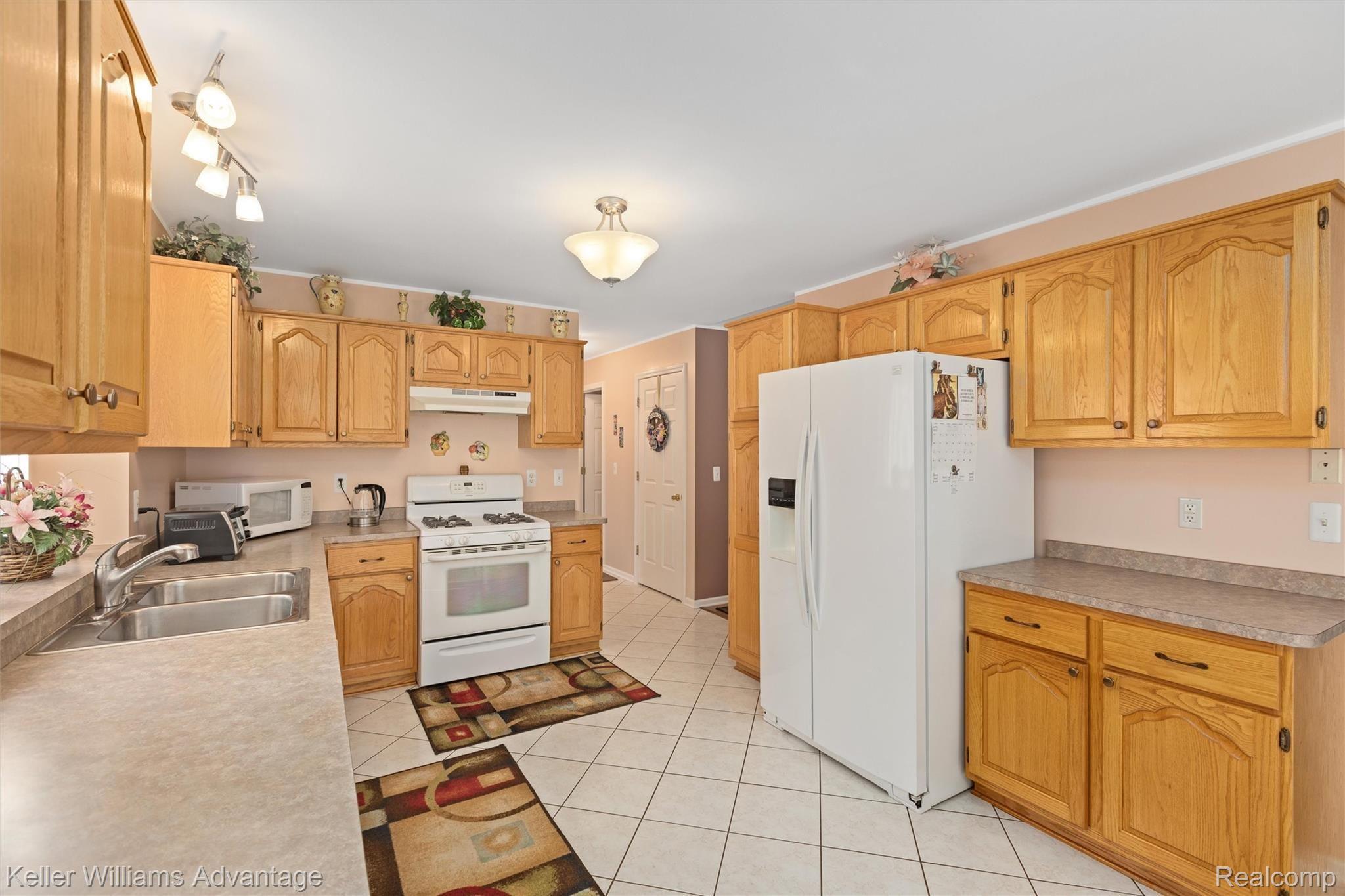 5514 Bedell Road Sterling Heights, MI 48310 - Photo 12 of 38 Plenty of cabinet and counter space