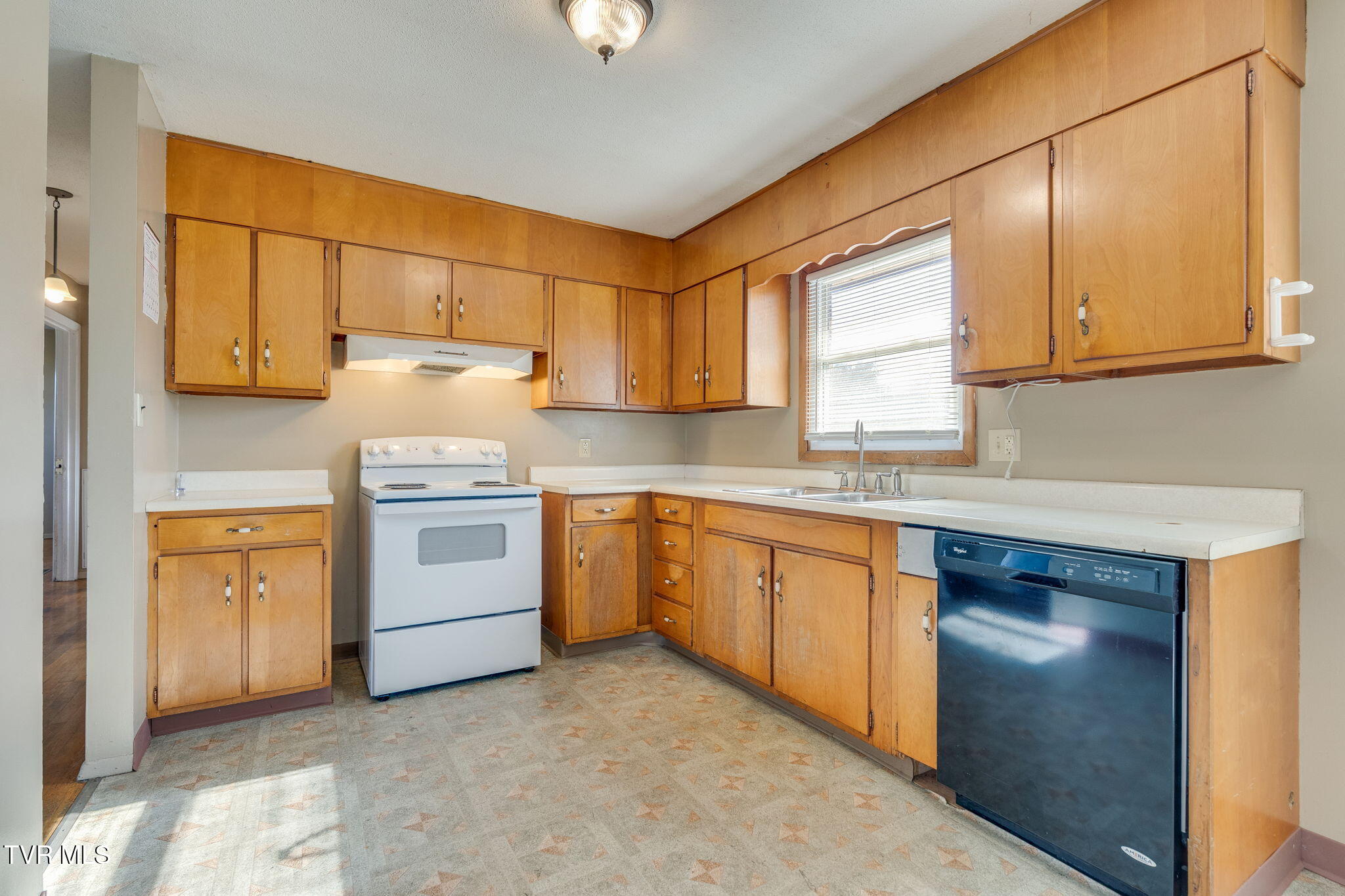 2907 Indian Ridge Road Johnson City, TN 37604 - Photo 7 of 37 010