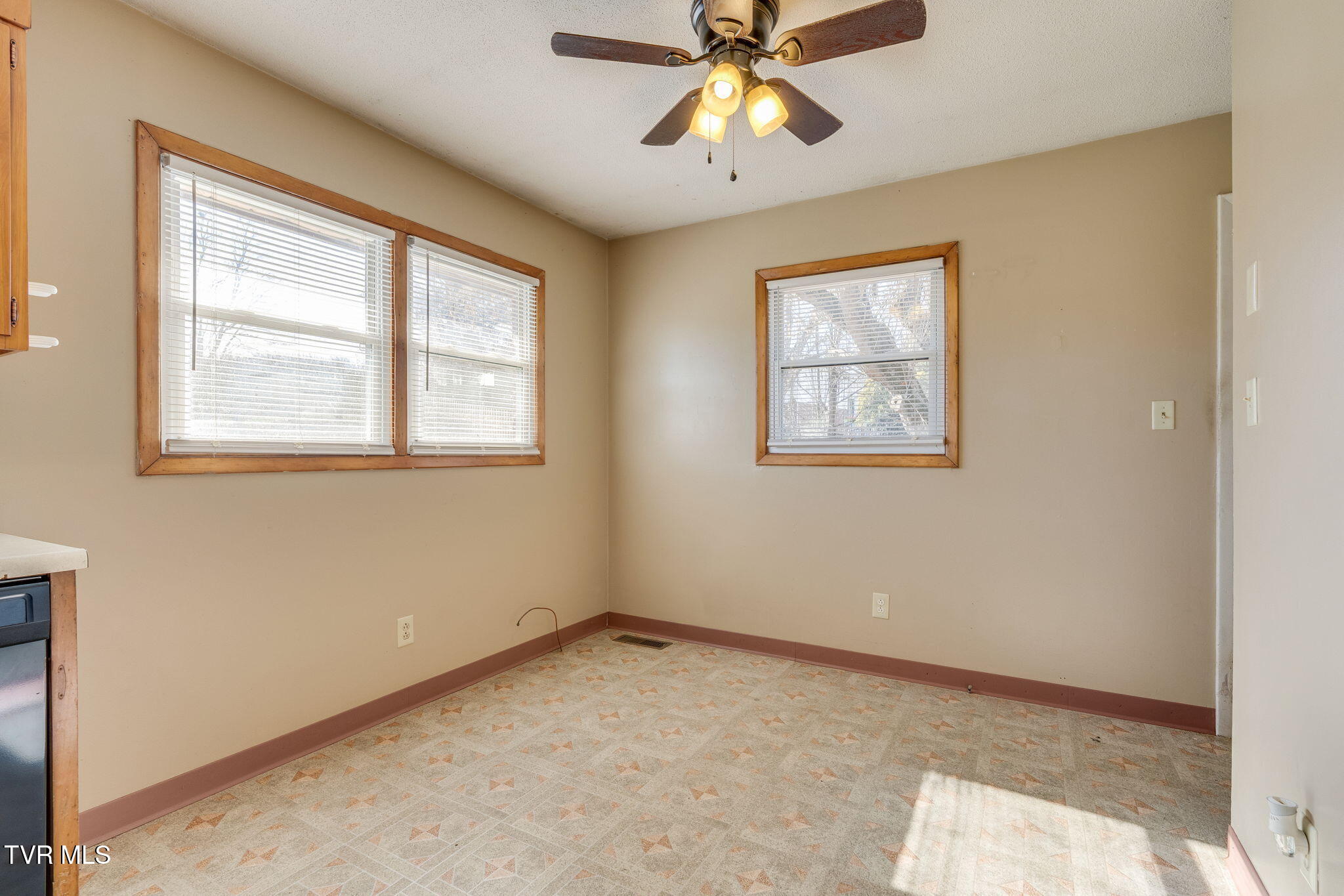 2907 Indian Ridge Road Johnson City, TN 37604 - Photo 10 of 37 012