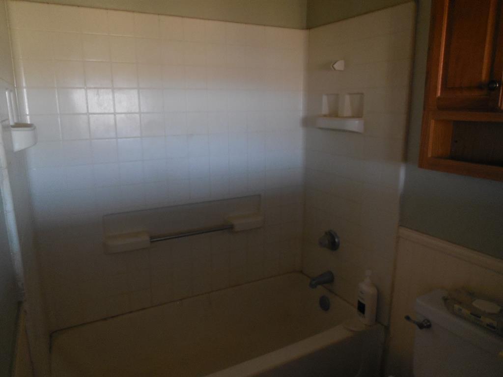 6008 Interstate 20 Ranger, TX 76470 - Photo 10 of 15 Primary Bathroom