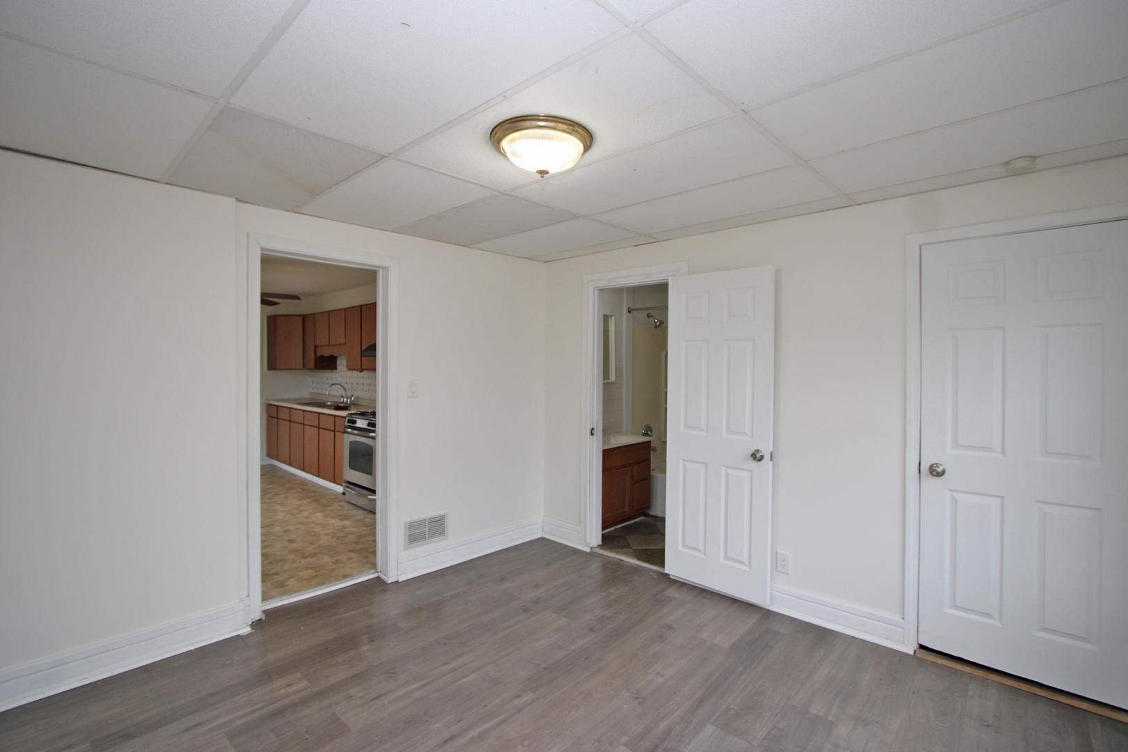 3013 Elim Avenue Zion, IL 60099 - Photo 17 of 36 a view of empty room with wooden floor and closet