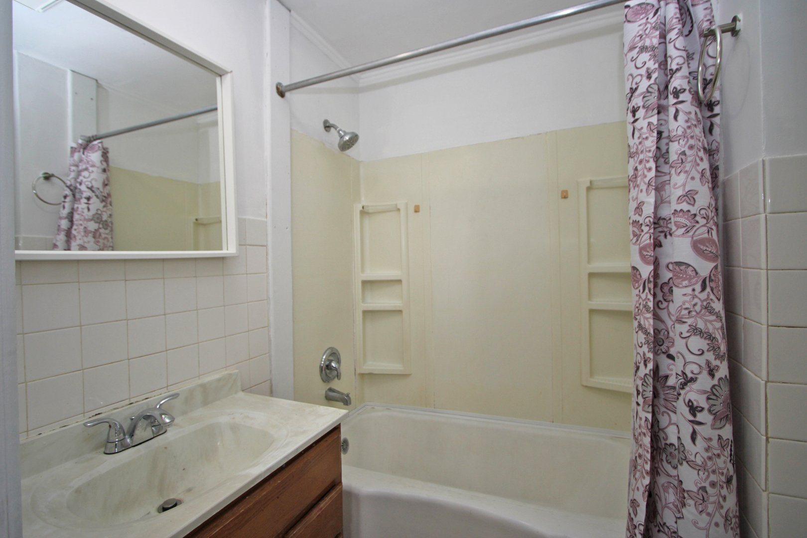 3013 Elim Avenue Zion, IL 60099 - Photo 18 of 36 a bathroom with a sink and a bathtub