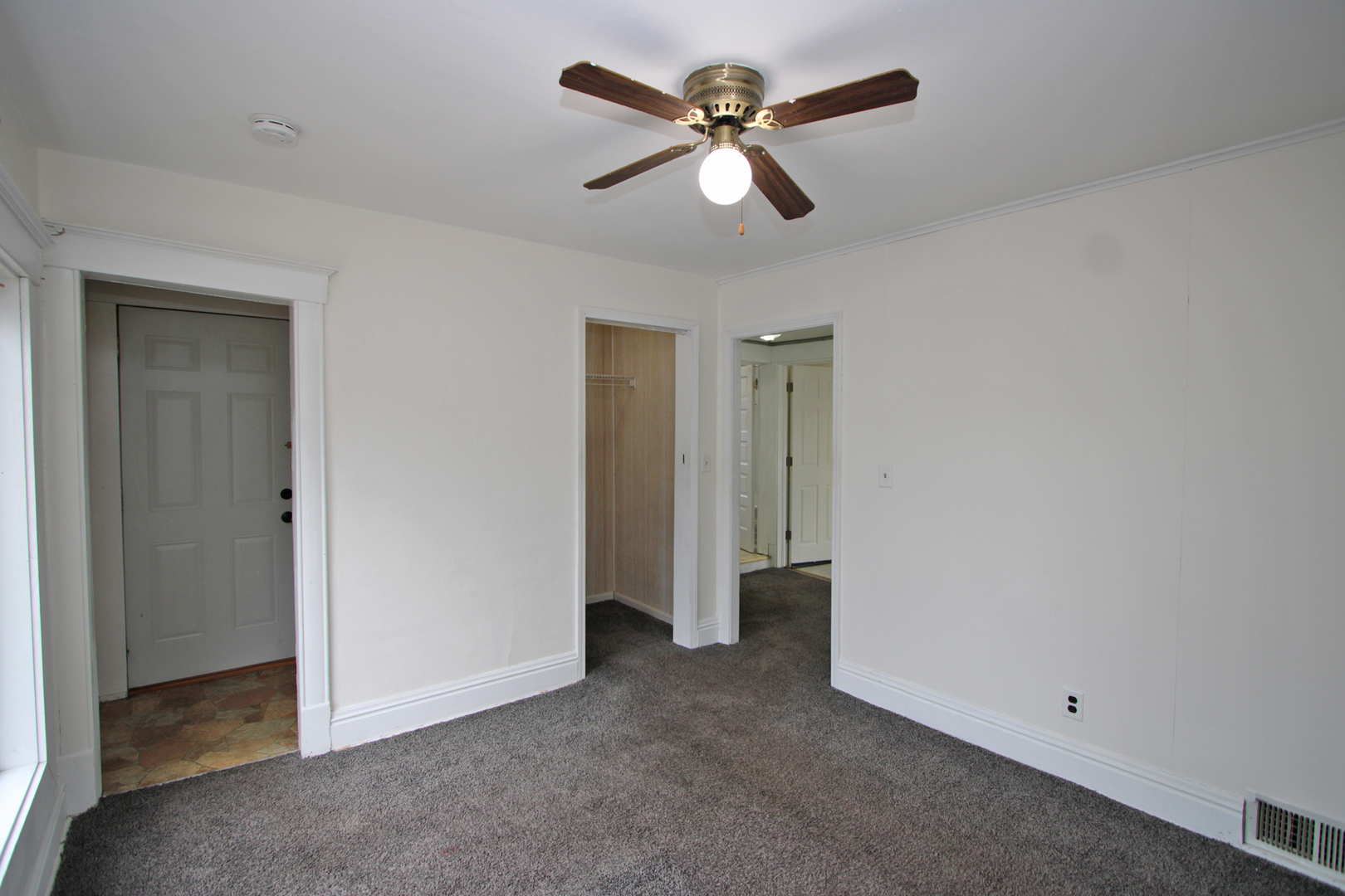 3013 Elim Avenue Zion, IL 60099 - Photo 31 of 36 an empty room with closet and a ceiling fan