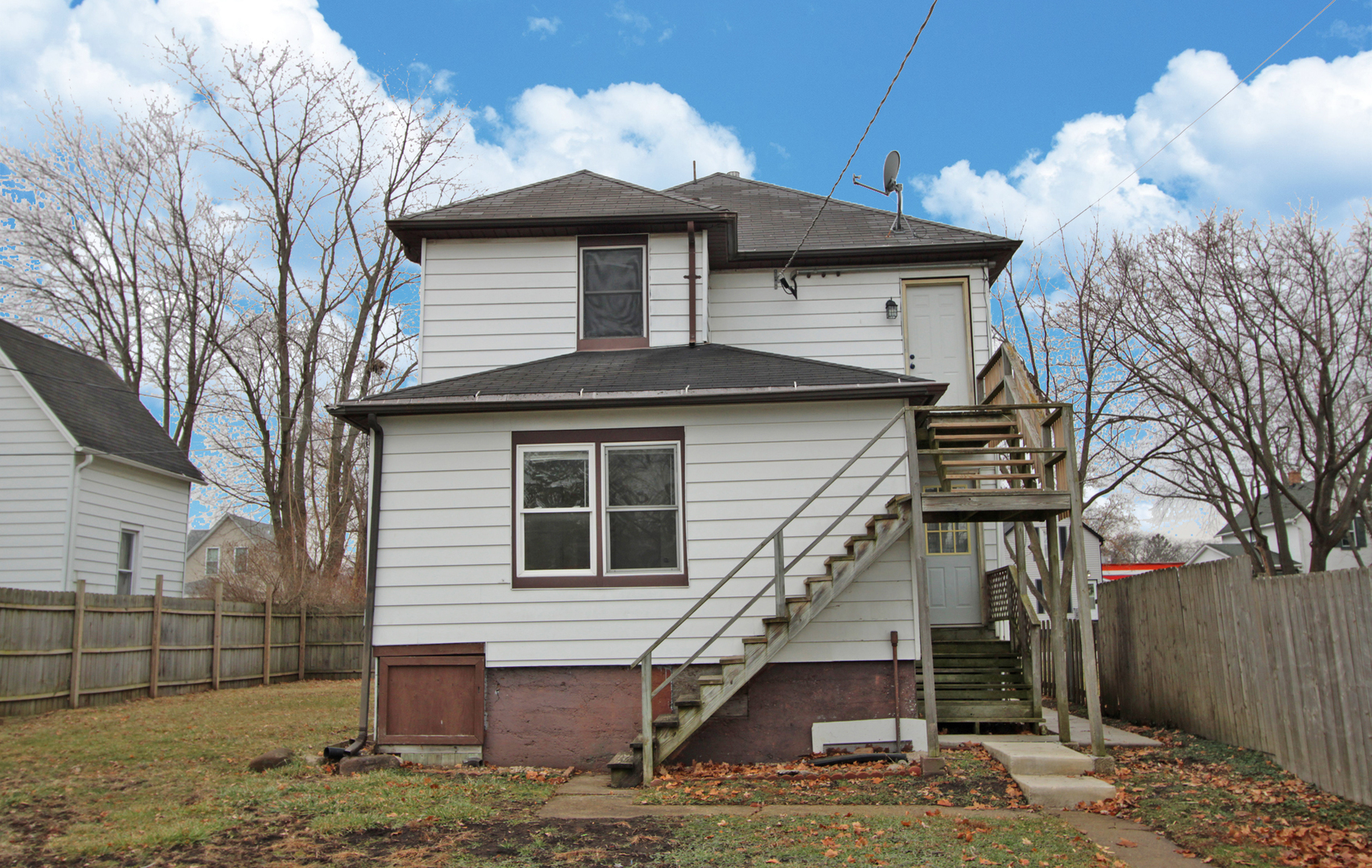 3013 Elim Avenue Zion, IL 60099 - Photo 35 of 36 a front view of a house with a garden