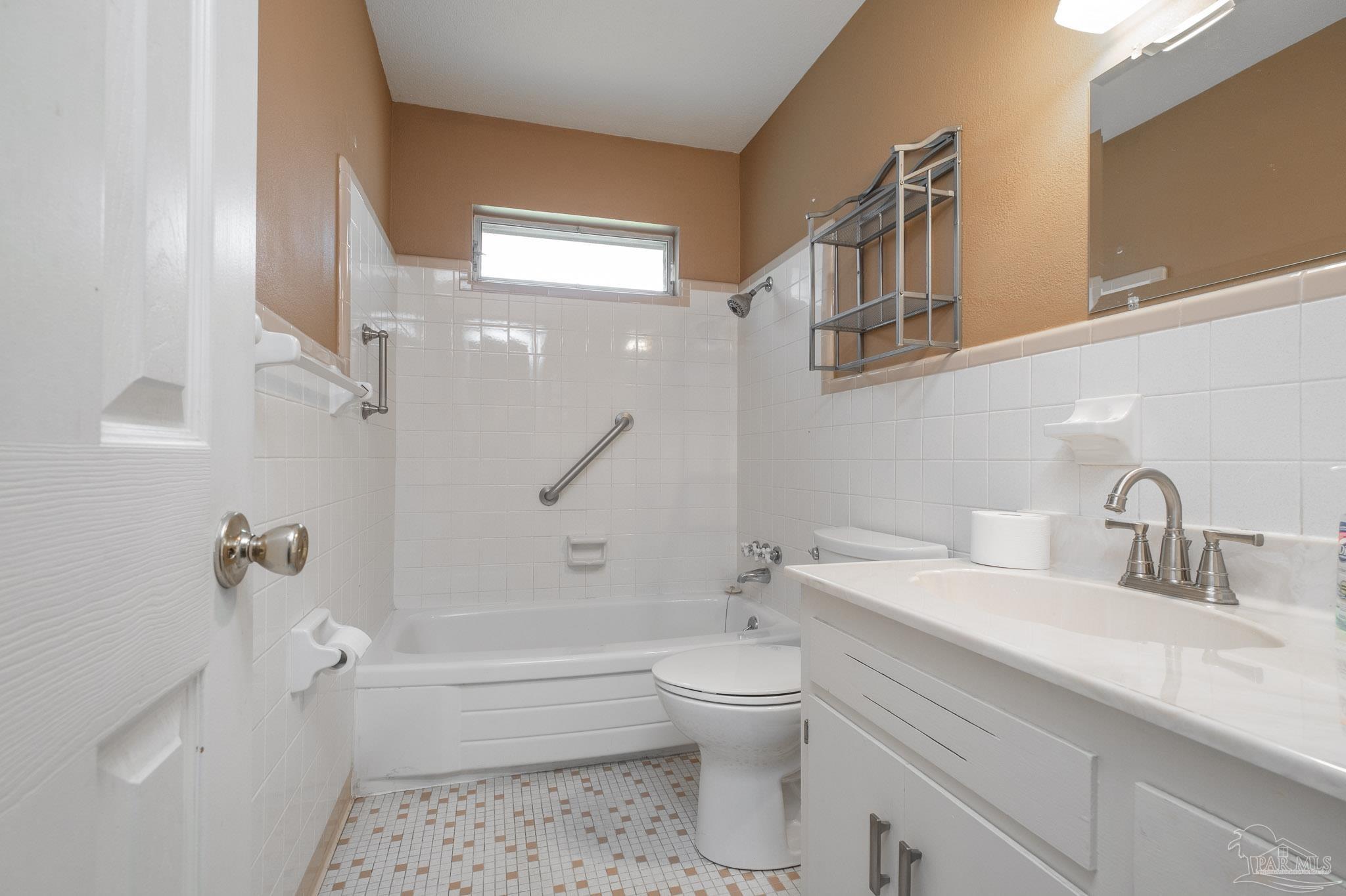 6161 Azalea Road Pensacola, FL 32504 - Photo 25 of 37 Tub and shower combo