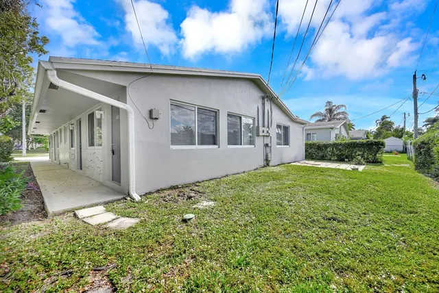a view of a house with a yard