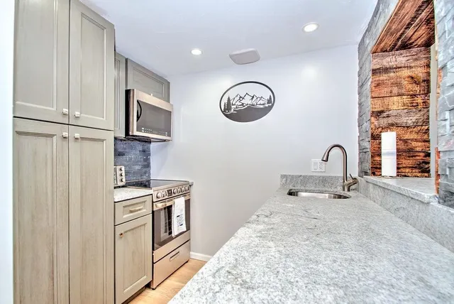 $1,800 | 375 Endicott Street North, Unit 305, Laconia, NH 03246