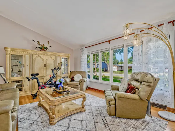 $569,900 | 1121 Greenfield Lane, Mount Prospect, IL 60056