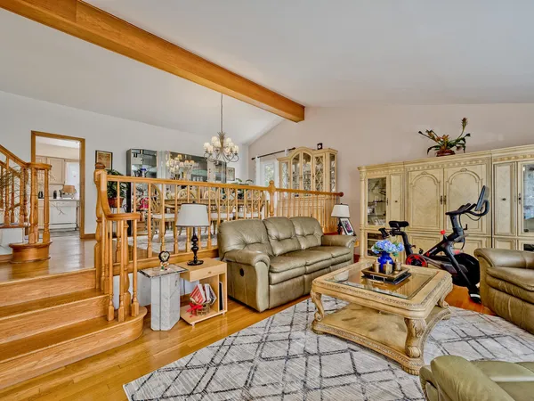 $569,900 | 1121 Greenfield Lane, Mount Prospect, IL 60056