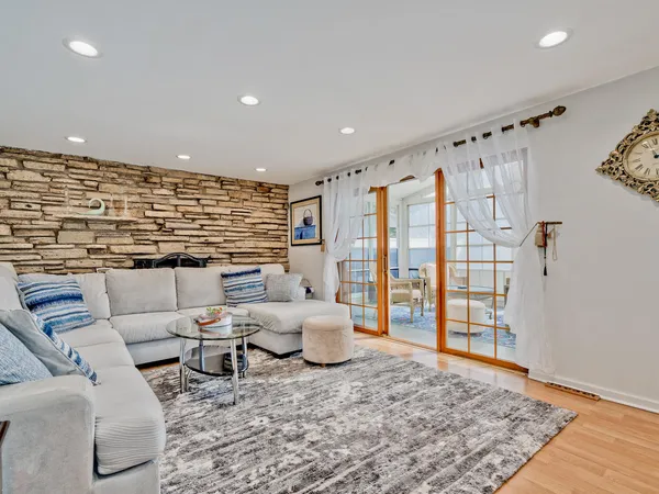 $569,900 | 1121 Greenfield Lane, Mount Prospect, IL 60056