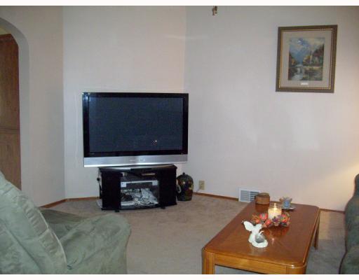 91 Oakwood Road Pittsburgh, PA 15205 - Photo 5 of 13 Living Room. There is plenty of room to enjoy your flat screen television.