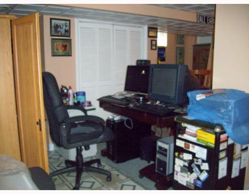 91 Oakwood Road Pittsburgh, PA 15205 - Photo 10 of 13 Den/Family/Great Room. There is also plenty of room for a home office.