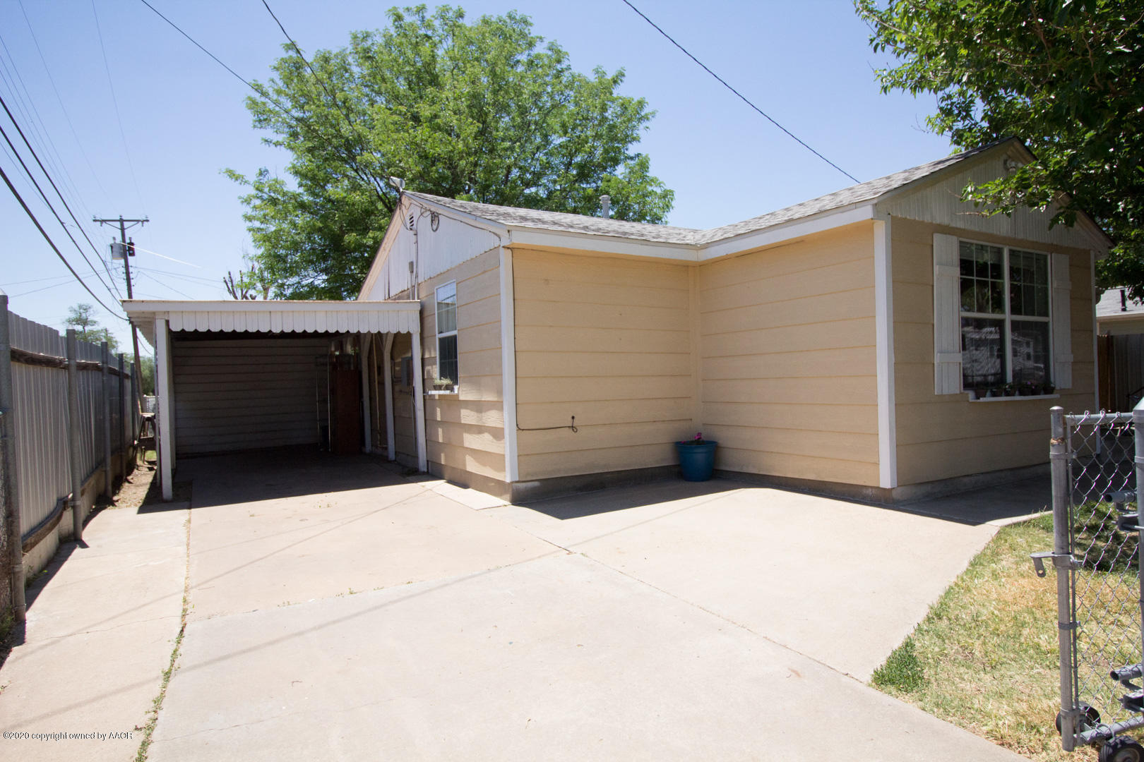 313 Southwest 38th Avenue Amarillo, TX 79110 - Photo 6 of 22 a front view of a house with garage