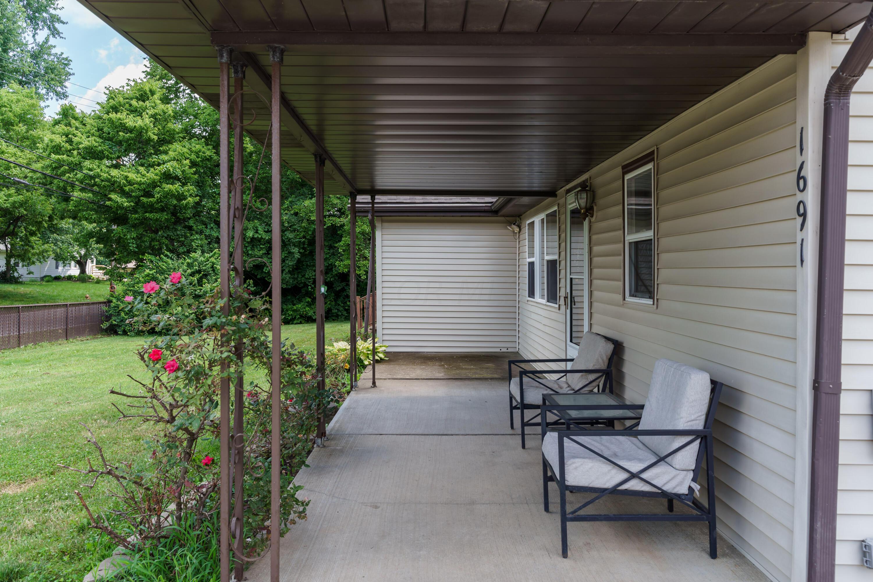 1691 Dyer Road Grove City, OH 43123 - Photo 4 of 108 Full front porch