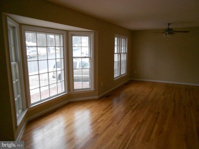 13006 Sturbridge Road Woodbridge, VA 22192 - Photo 2 of 18 Family Room