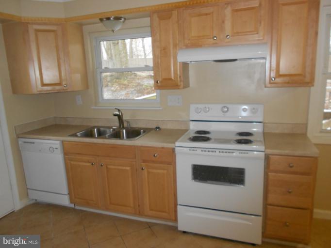 13006 Sturbridge Road Woodbridge, VA 22192 - Photo 5 of 18 Kitchen