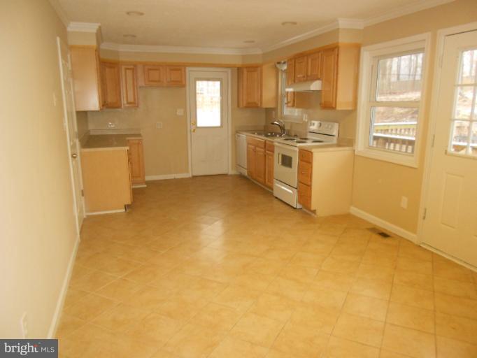 13006 Sturbridge Road Woodbridge, VA 22192 - Photo 9 of 18 Kitchen