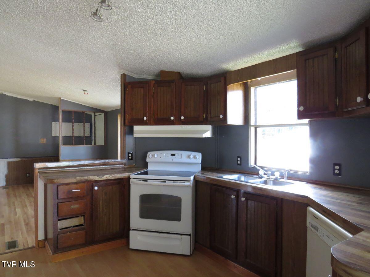 9010 Suffolk Road Wise, VA 24293 - Photo 9 of 41 IMG_4226