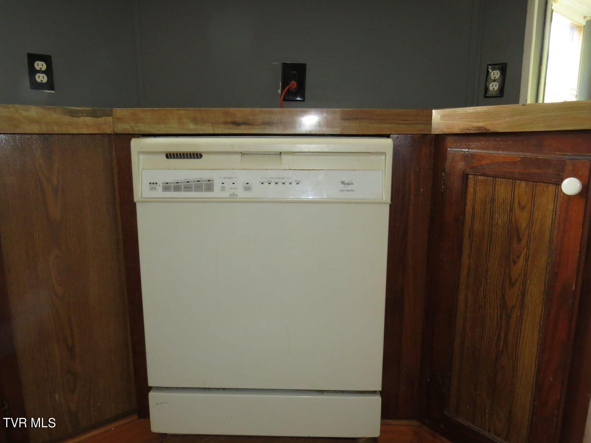 9010 Suffolk Road Wise, VA 24293 - Photo 10 of 41 IMG_4232