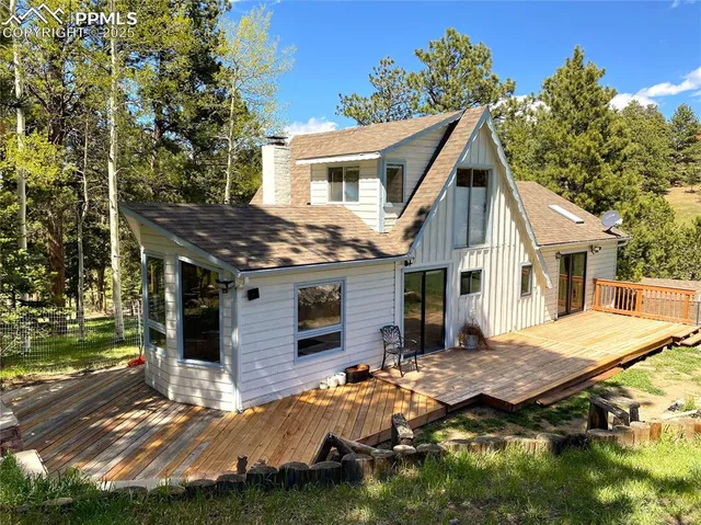 a view of a house with backyard and sitting area