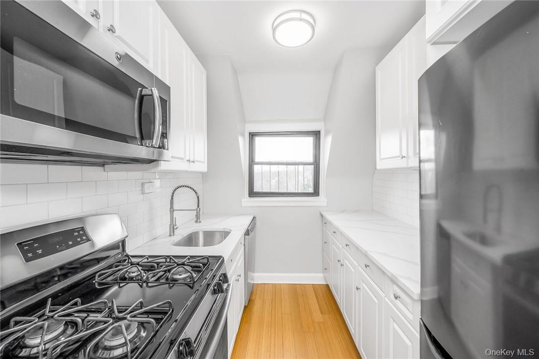 Renovated Kitchen w/Stainless Steel Appliances, Quartz Countertops & Dining Area