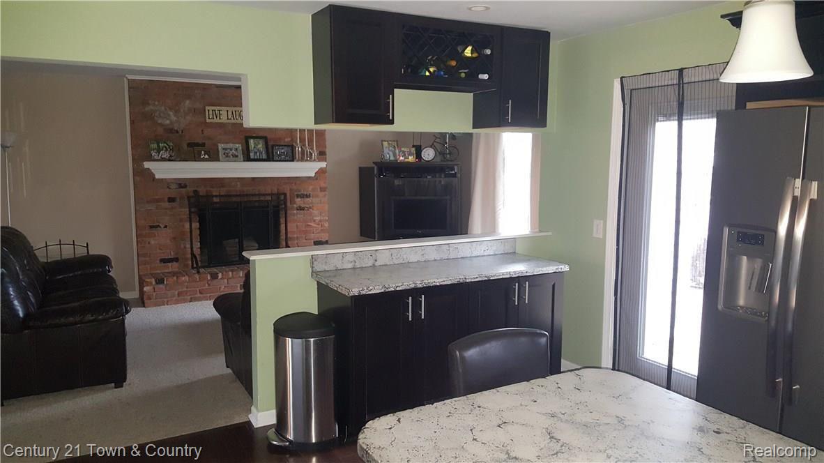 1587 Deerhurst Lane Rochester, MI 48307 - Photo 10 of 35 Kitchen open to Family Room