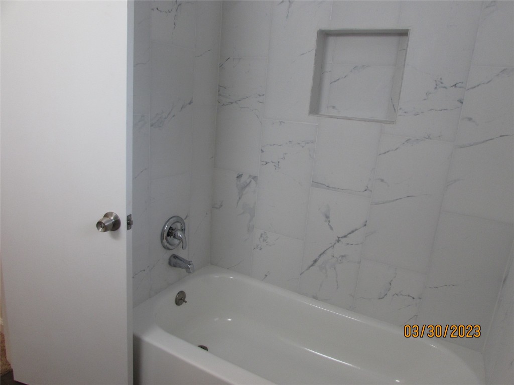 6308 North 1st Street Bellaire, TX 77401 - Photo 15 of 24 second full bathtub.