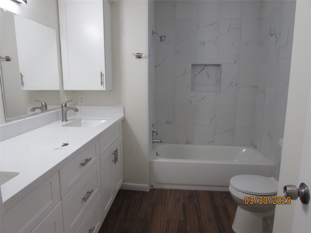 6308 North 1st Street Bellaire, TX 77401 - Photo 21 of 24 master bathroom
